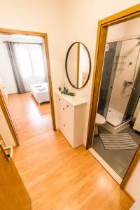 y baño con ducha y espejo. en Apartments Ćurić, en Trogir