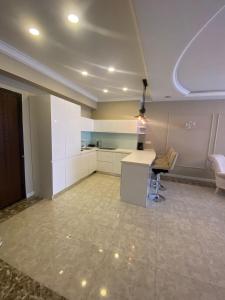 eine Küche mit einem Tisch und Stühlen im Zimmer in der Unterkunft Baku - Park Azure with sea view two bedrooms and one living room in Baku