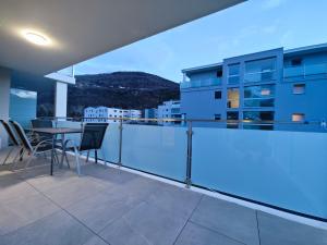 een balkon met een tafel en stoelen in een gebouw bij A côté de l'îles Sion in Sion