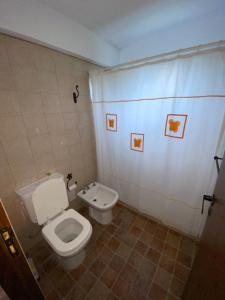 łazienka z toaletą i umywalką w obiekcie El portal del tero w mieście Salta
