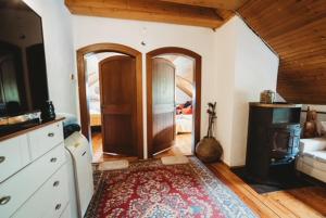 salon z kominkiem i piecem w obiekcie Inhauser Pincészet&Guesthouse&Restaurant w mieście Somlószőlős