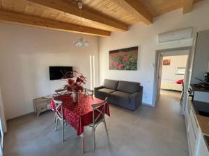 - un salon avec une table et un canapé dans l'établissement Agriturismo Casale Gambacane, à Castelvecchio