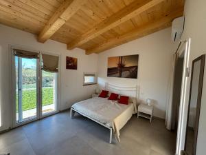 Un dormitorio con una cama con almohadas rojas. en Agriturismo Casale Gambacane, en Castelvecchio