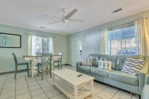 una sala de estar con un sofá y una mesa en Gem by the Beach Unit A Walk to Beach, Shops, Bars, en Tybee Island