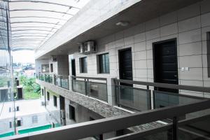 阿比让Hotel Djigui的从建筑物阳台看到的景色