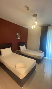 Cama ou camas em um quarto em Larnaka Hotel Shmeisani