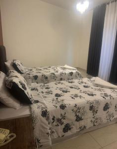 Cama ou camas em um quarto em Larnaka Hotel Shmeisani