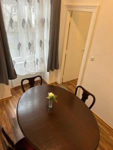 drewniany stół z wazonem kwiatów w obiekcie Paky Appartements 00406 w Wiedniu