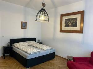 sypialnia z łóżkiem i lampką w obiekcie Paky Appartements 00406 w Wiedniu
