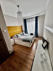 Habitación pequeña con cama y ventana en Apartament Walczaka 46 MIEJSCE PARKINGOWE, en Gorzów Wielkopolski