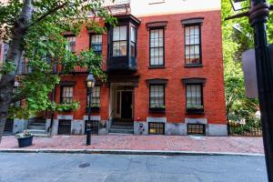 um edifício de tijolos vermelhos com janelas numa rua em Charming & Stylish Studio on Beacon Hill #9 em Boston