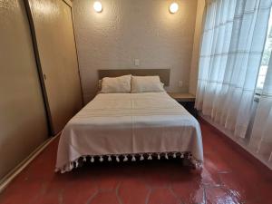 Un pat sau paturi într-o cameră la Bungalow del trotamundos