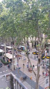 vistas a una calle de la ciudad con gente y árboles en Hostal MiMi Las Ramblas, en Barcelona 43 fotos más