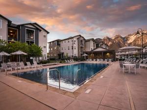 Piscina de la sau aproape de Stunning Modern Luxury Townhome in Central Locale