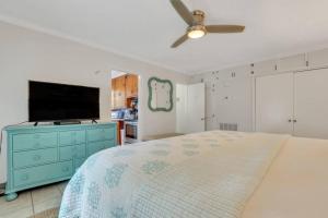 Ένα ή περισσότερα κρεβάτια σε δωμάτιο στο Gem by The Beach Unit B Walk to Beach, Shops, Bars +18 φωτογραφίες