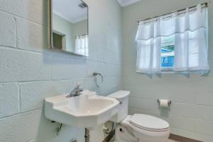 Un baño blanco con lavabo e inodoro. en Gem by The Beach Unit B Walk to Beach, Shops, Bars, en Tybee Island 18 fotos más