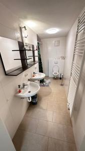 SteyreggにあるSleep24 Monteurzimmer in Steyregg near LINZのバスルーム(洗面台2台、トイレ付)