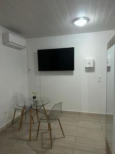 TV a/nebo společenská místnost v ubytování Bungalow de charme
