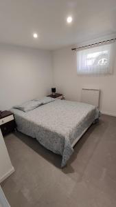 セレスタにあるJoli appartement F2 entièrement rénovéの白いベッドルーム(ベッド1台、窓付)