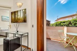 a room with a glass table and a balcony at Hotel la Pietra restaurant in Fosdinovo