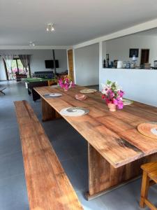 - une grande table en bois dans une chambre ornée de fleurs dans l'établissement Chez Diarra, à Saint-Louis