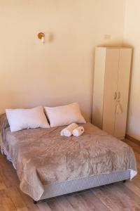 um quarto com uma cama com duas toalhas em Tierra Patagonica Departamentos em El Bolsón
