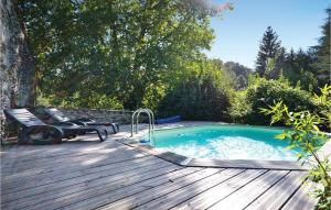 uma piscina num deque de madeira com duas cadeiras ao lado em Amazing Apartment In Les Salles-du-gardon With 2 Bedrooms, Outdoor Swimming Pool And Wifi em Soustelle