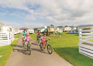 een groep mensen die fietsen op een pad bij White Tower Holiday Park in Llandwrog