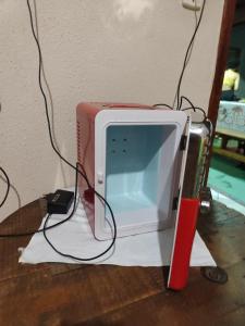 um monitor de computador sentado em cima de uma mesa em Suíte independente a 10 minutos da praia em Vila Velha