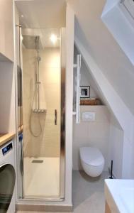 La salle de bains est pourvue d'une douche et de toilettes. dans l'établissement Luxury flat with amazing view on Eiffel Tower, à Paris