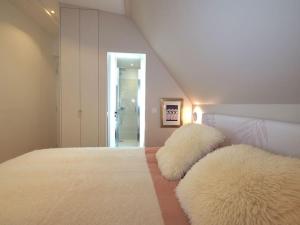 - une chambre avec 2 oreillers en cuir blanc sur un lit dans l'établissement Luxury flat with amazing view on Eiffel Tower, à Paris