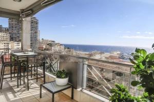 uma varanda com vista para a cidade em Penthouse Roof 6 pieces à Monaco em Monte Carlo