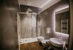 une salle de bain avec un lavabo, des toilettes et une douche dans l'établissement SUITE ROOM TRANI, à Trani