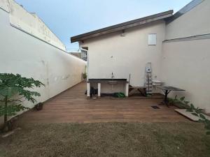 a patio with a ping pong table next to a building at Oka Guaranis - casa aconchegante para grupos c ar condicionado e café da manhã in Santa Bárbara dʼOeste