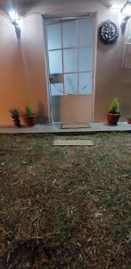萬卡約的住宿－CASAROMERO，一间种植了盆栽植物的房间和一扇推拉门