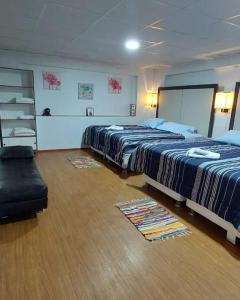 Pokój z 2 łóżkami i krzesłem w obiekcie CASAROMERO w mieście Huancayo