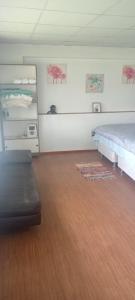 1 dormitorio con 1 cama y suelo de madera en CASAROMERO, en Huancayo