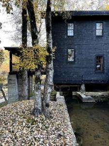 een zwart huis naast een waterlichaam bij Meadows Mill House I in Salem