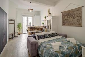 een slaapkamer met een bed en een eetkamer bij Casa Caterina in Noto