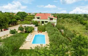 Bazén v ubytovaní Six-Bedroom Holiday Home In Sv, Filip I Jakov alebo v jeho blízkosti