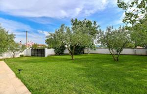 Vonkajšia záhrada v ubytovaní Six-Bedroom Holiday Home In Sv, Filip I Jakov