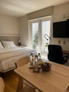 Un dormitorio con una cama y una mesa con una mesa. en Alto Las Condes Apartments, en Santiago