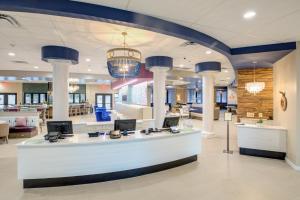 Лобби или стойка регистрации в Hotel Indigo Mount Pleasant by IHG +79 фотографий
