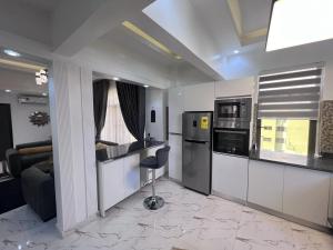 cocina con encimera y silla en una habitación en Panafest Two Block - 3Fingers, en Accra