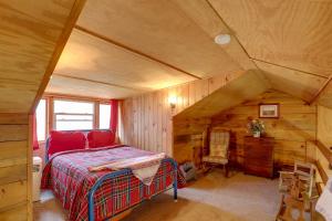 sypialnia z łóżkiem w drewnianym domku w obiekcie Hot Springs Getaway with Hot Tub and River Access! w mieście Hot Springs