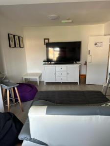 un soggiorno con una grande TV a schermo piatto di Blue Room Hostel Newquay a Newquay
