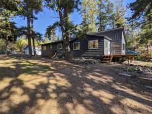 a tiny house in the middle of a yard at Woods Bay Get-A-Way in Bigfork