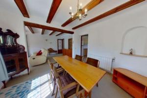 uma sala de jantar com uma mesa de madeira e cadeiras em Entire home in Jávea-view Montgo em Xàbia