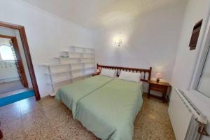 um quarto com uma grande cama verde e uma janela em Entire home in Jávea-view Montgo em Xàbia