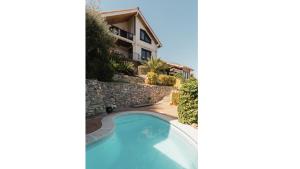 une villa avec une piscine et un bâtiment dans l'établissement Finland House Barcelona- Ideal familias, à Argentona